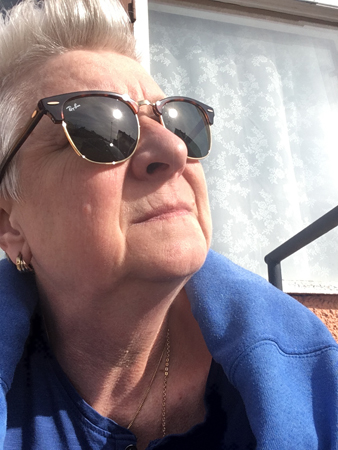 Selfie i solbrillor och blått