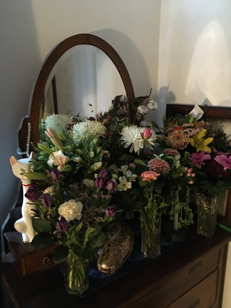 Alla fina blommor i sovrummet