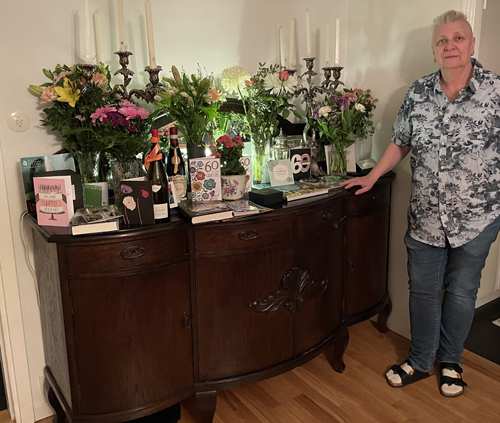 60åringen vid sitt digra presentbord Foto Anna