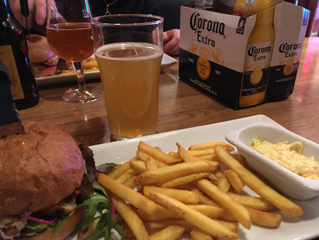 Kycklingburgare pommes och tillbehör i coronalåda Pig and whistle