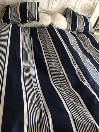 Renbäddat med nya mörkblåvitrandiga påslakan