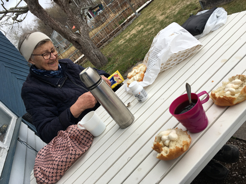 Utomhusfika med Annas snälla mamma