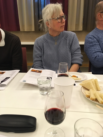 Anna vid vinprovningen 28 april 2022