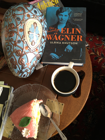 Långfredagsfika med tårta bok och påskägg Långfredagsfika med tårta bok och påskägg