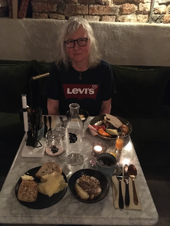 Anna äter hotellfrukost i källarvalven Hotel Frantz