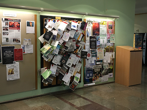 Anslagstavla full av anslag