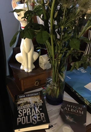 Böckerna Handbok för språkpoliser och Ge mig en dag till