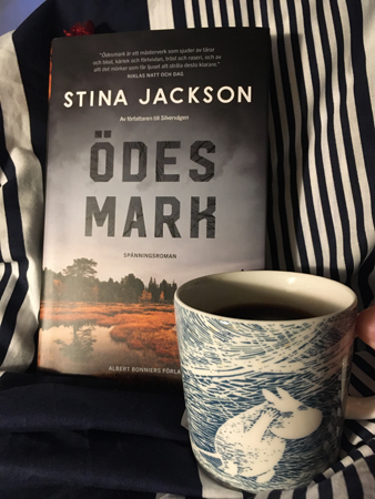 Boken Ödesmark och kaffe på sängen