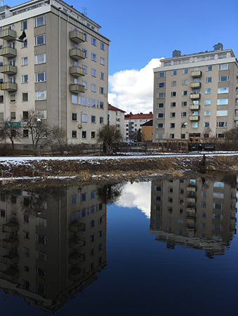 Höghusspegling i Fyrisån Höghusspegling i Fyrisån