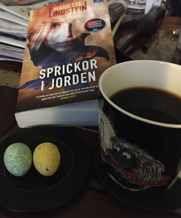 Kvällsfika med chokladägg och boken Sprickor jorden