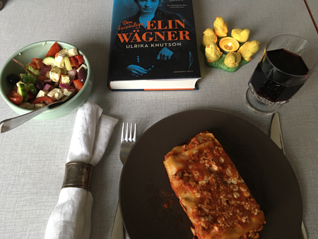 Kycklinglasagne sallad ett glas vin och boken Den besvärliga Elin Wägner Kycklinglasagne sallad ett glas vin och boken Den besvärliga Elin Wägner