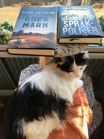 Lucifer med böckerna Ödesmark och Handbok för språkpoliser