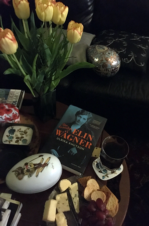 Ostassiett gula tulpaner vin påskägg och Den besvärliga EW