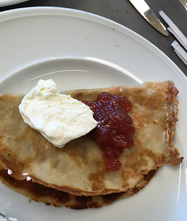 Pannkaka med grädde och sylt