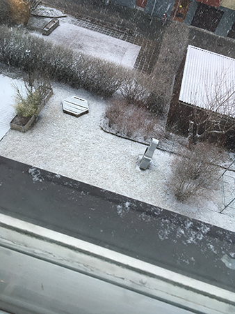 Snö på gården utanför huset 4 april 2022