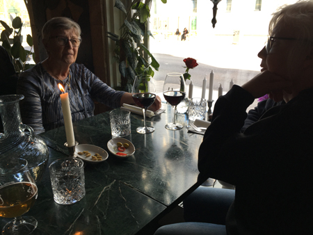 Annas snälla mamma lyssnar på Anna på Byblos