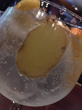 GT på Roku gin Churchill Arms