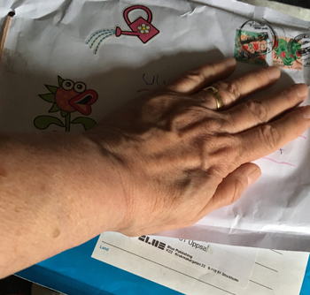 Min hand på två bokpaket