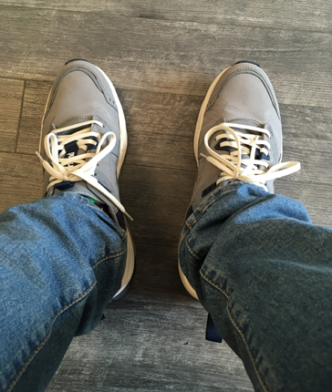 Mina fötter och jeansben i väntrummet