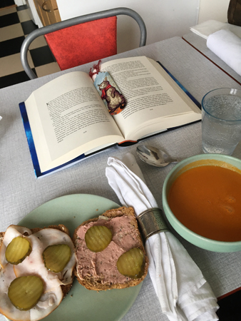 Onsdagsmiddag med tomatsoppa mackor o bok