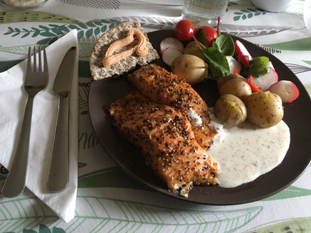 Varmrökt lax potatis grönsaker romsås