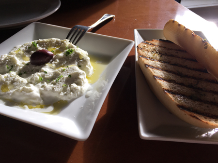 Fetaoströra och bröd Costas