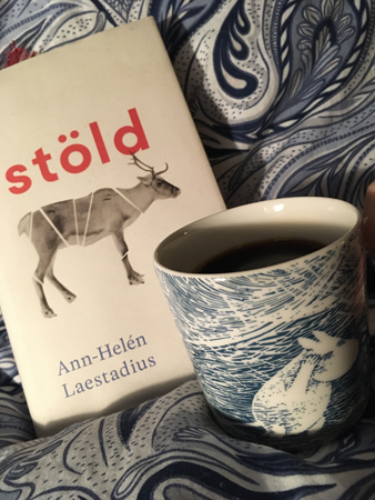 Boken Stöld och muminmugg med mumin i snöstorm