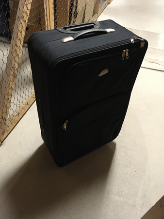 Pappas svarta resväska på hjul