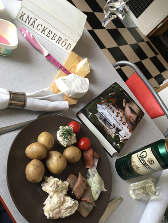 Sill och potatis med tillbehör Sill och potatis med tillbehör