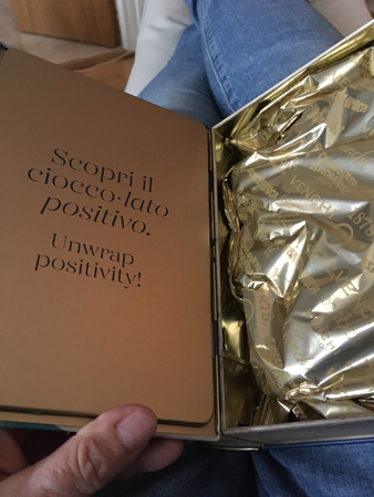 Unwrap positivity inuti italiensk chokladask