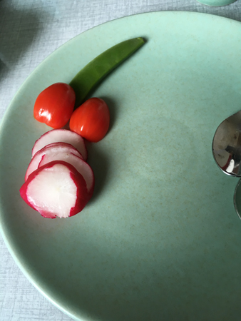 Grönsaker på assiett upplagda av Anna