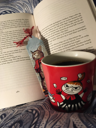 Bokuppslag och kaffe på sängen