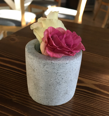 Bordsdekoration blommor och betong