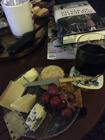 Ostassiett vin och boken En vår av is och eld