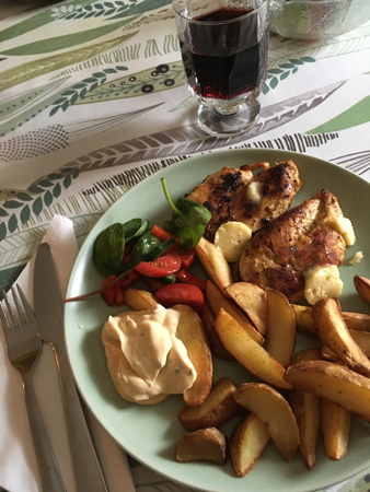 Stekt kyckling klyftpotatis sås grönsaker rödvin