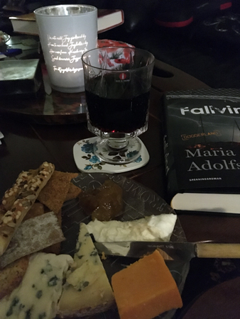 Ostassiett vin och boken Fallvind