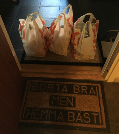 Tre matkassar och dörrmatta Borta bra men hemma bäst