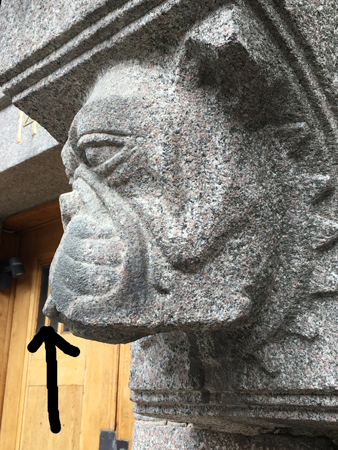 Hund på fasad som räcker ut tungan