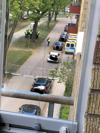 Polisen har börjat spärra av i allén