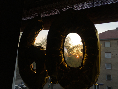 60ballonger i fönstret framför solnedgång