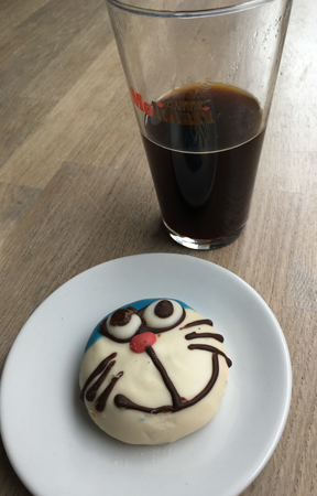 Klent men hett kaffe och kattkaka på Cupido