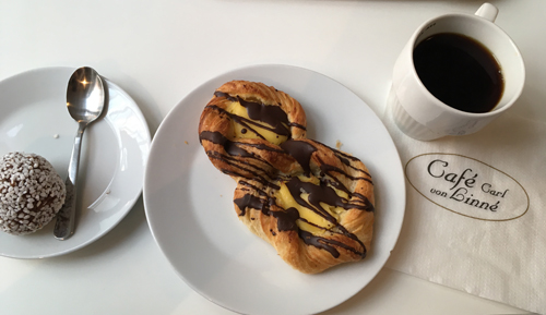 Lördagsfika med chokladboll och wienerbröd
