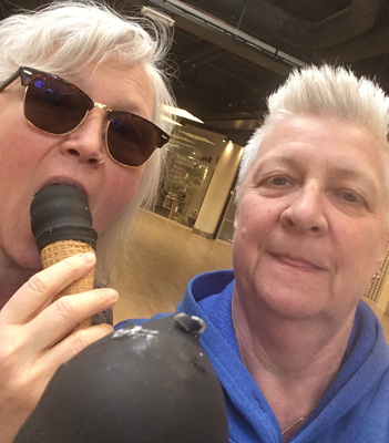 Anna och jag äter lakritsstrut som årets glasspremiär