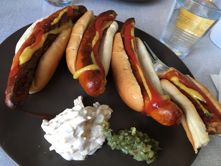 Kycklingkorv med bröd räksallad bostongurka