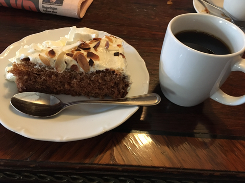 Morotskaka och kaffe på Storken