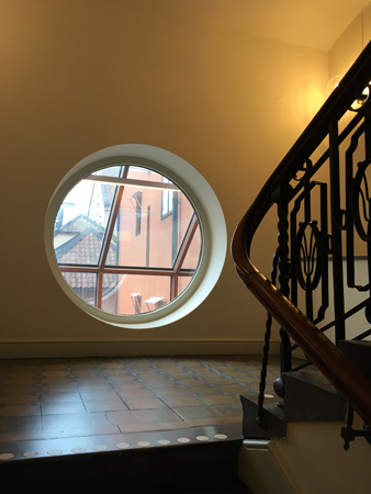 Runt fönster inne i Gamla Gillet Runt fönster inne i Gamla Gillet