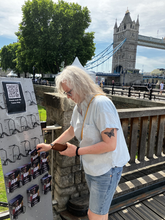 Anna tar en ganska värdelös karta över Towern