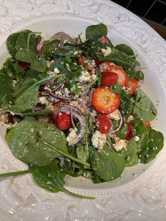 Bulgursallad med jordgubbar ädelost rödlök spenat o pinjenötter