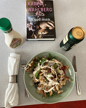 Caesarsallad öl och boken En god man