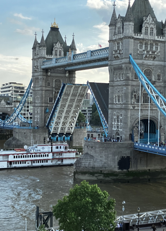 Tower bridge i skymningen